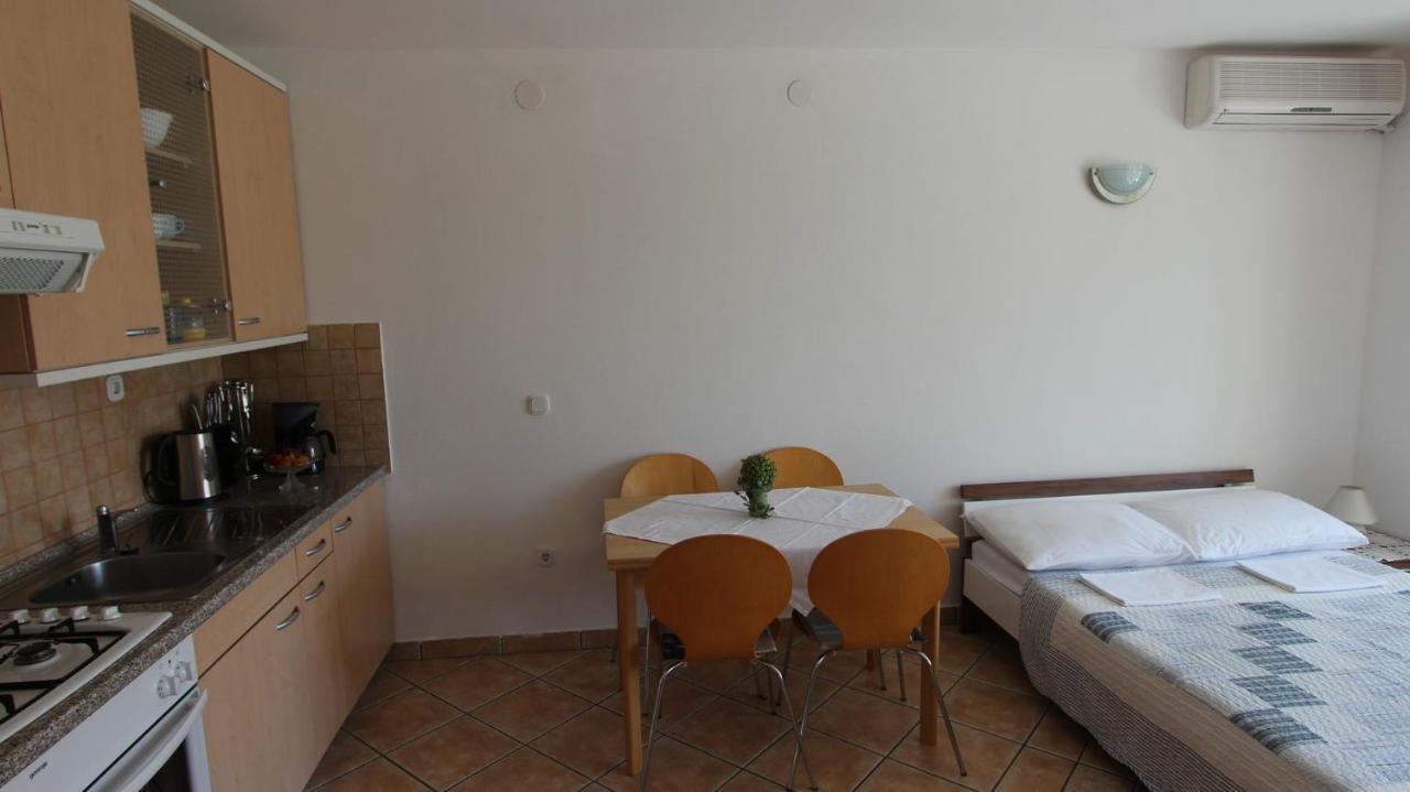 Apartments Grahovac Malinska Exterior photo