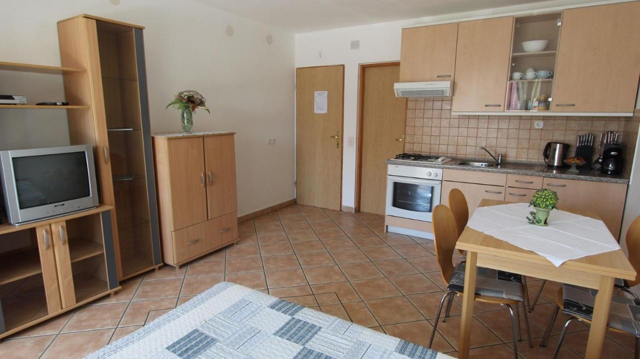 Apartments Grahovac Malinska Exterior photo